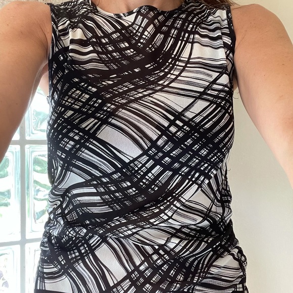 Kenneth Cole sheer top woman’s small
Sleeveless wave pattern black/white cami - Picture 7 of 9